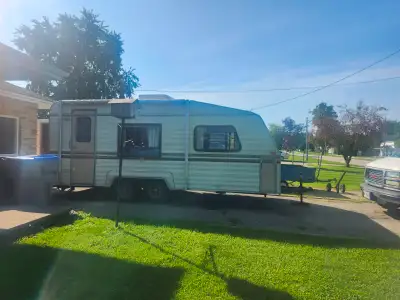 20ft Travel Trailer No leaks Front queen bed Mid dinnette/bed Rear bath Tows great Fridge works grea...