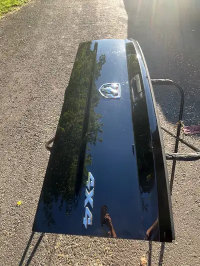 Ram DS (4th Gen) tailgate. Paint is non metallic black Comes with reverse camera/door handle Has one...