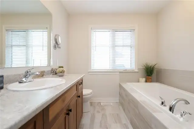 Beautiful Modern Townhome in Stittsville/Kanata in Long Term Rentals in Ottawa - Image 6