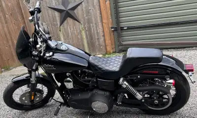 This pre-owned 2015 Harley-Davidson Street Bob is an iconic, stripped-down cruiser featuring a power...