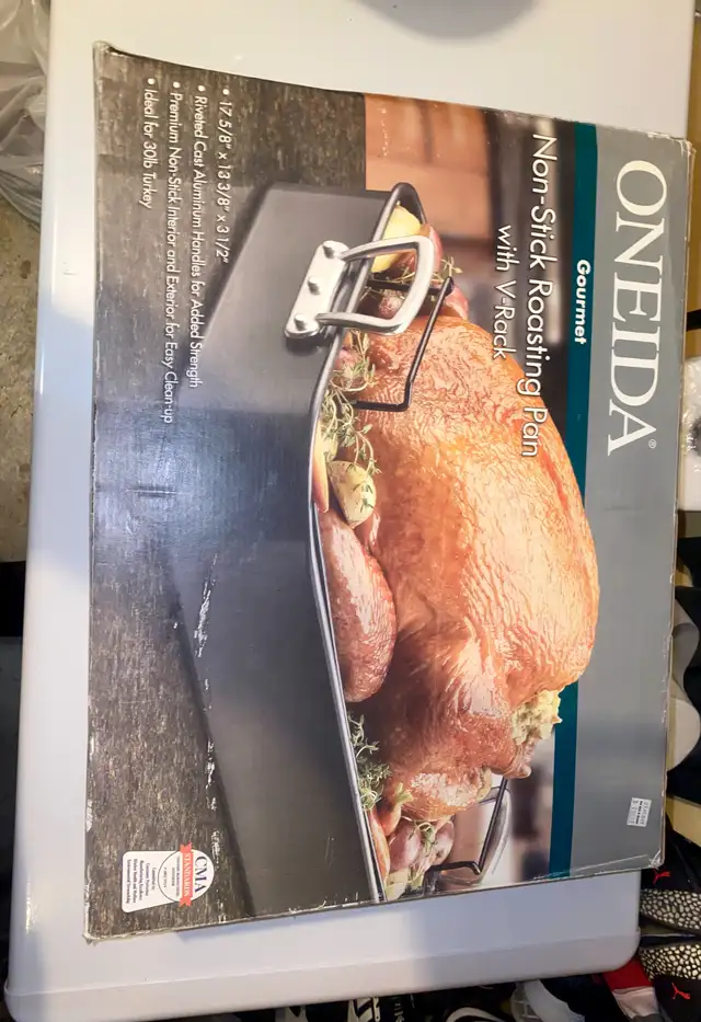 Non-Stick Roasting Pan. New in a box in Kitchen & Dining Wares in City of Toronto - Image 2