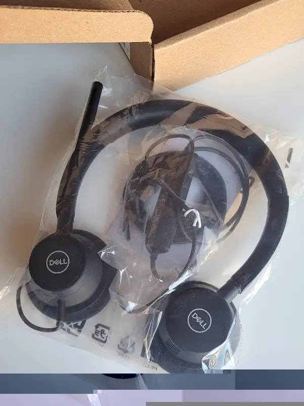 BNIB Dell Plantronics stereo headset with boom mic in General Electronics in Markham / York Region - Image 3