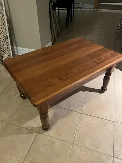 Table coloniale basse en érable massif. (24 x 36) x 16 pouces de haut. Neuf. $ 200.00