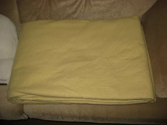 COUVERTURES (BLANKET) - LITERIE POUR LIT SIMPLE ET DOUBLE in Other in Laval / North Shore - Image 4