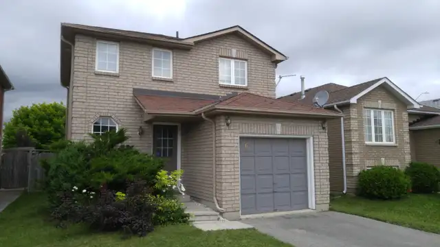Beautiful detached entire home for rent in South Barrie !