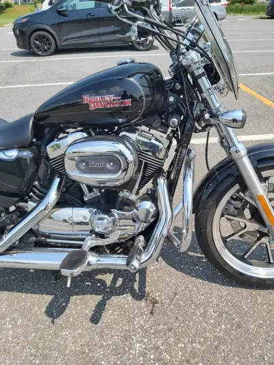 HARLEY SPORTSTER SUPERLOW 1200T , 2014. En PARFAIT ÉTAT avec beaucoup de chrome et d’accessoires. Mi...