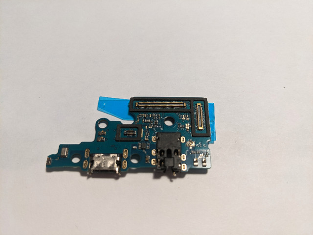 Samsung Galaxy A70 charging board in Cell Phone Accessories in Gatineau - Image 2
