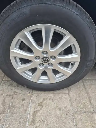 Mag Rav 4 17 pouces neuf. Installer pour 1 mois seulment. Change pour 18 pouces. Je vends juste les...
