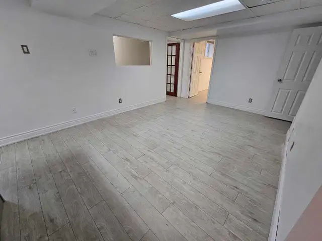 Renovated 2 bed 1 den Basement Apartment Large Windows  in Long Term Rentals in City of Toronto - Image 5