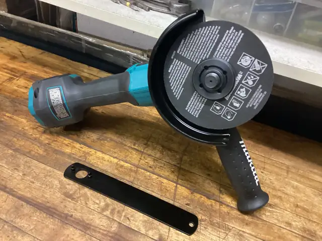 MAKITA LXT 18v BRUSHLESS 4 1/2” SLIDE SWITCH GRINDER in Power Tools in Barrie - Image 11