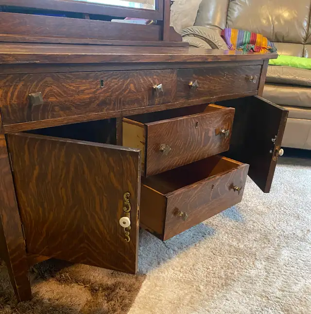 Antique Tiger Oak Dresser and Mirror in Dressers & Wardrobes in St. Albert - Image 6