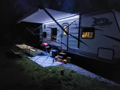SPECS: Model: 2018 Jayco Jay Flight 264BH Length: 29' 3" (including tongue) Dry Weight: 4,600 lbs Hi...