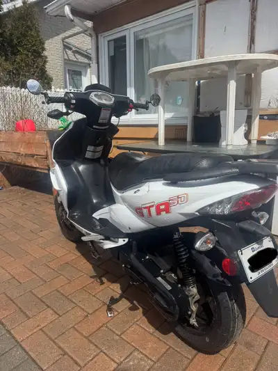 Pneu arrière neuf conduit par une fille 9800 km environ