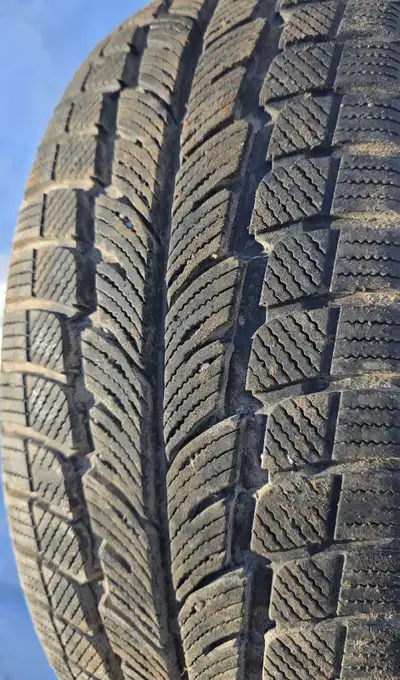 3 pneus d'hiver en excellente condition. Je peux vendre aussi un ou deux pneus. À venir chercher dan...