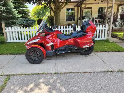 2015 Can-Am Spyder RT with six speed manual transmission with heal toe shifter. Great for someone go...
