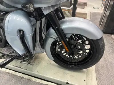 belle moto avec modification roue avant fat weelh,siège mustang, aile arrière et sacoche CVO,module...