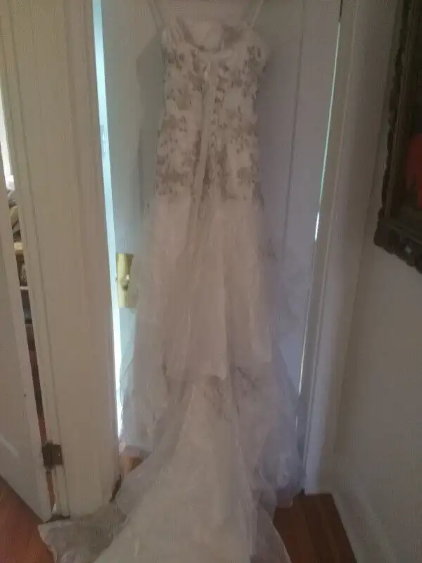 Beaded Wedding dress size 4-6 never worn in Wedding in Saskatoon - Image 6