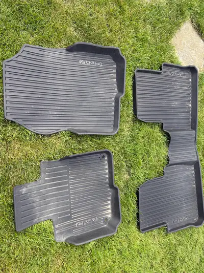 Tapis Honda pour CRV 2020, propres et en très bonne état.