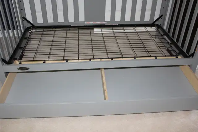 Graco Solano Crib in Cribs in London - Image 8