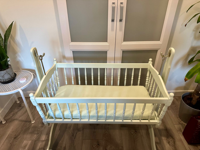 Beautiful Bassinet like new freshly refinished in Cribs in Gatineau - Image 2