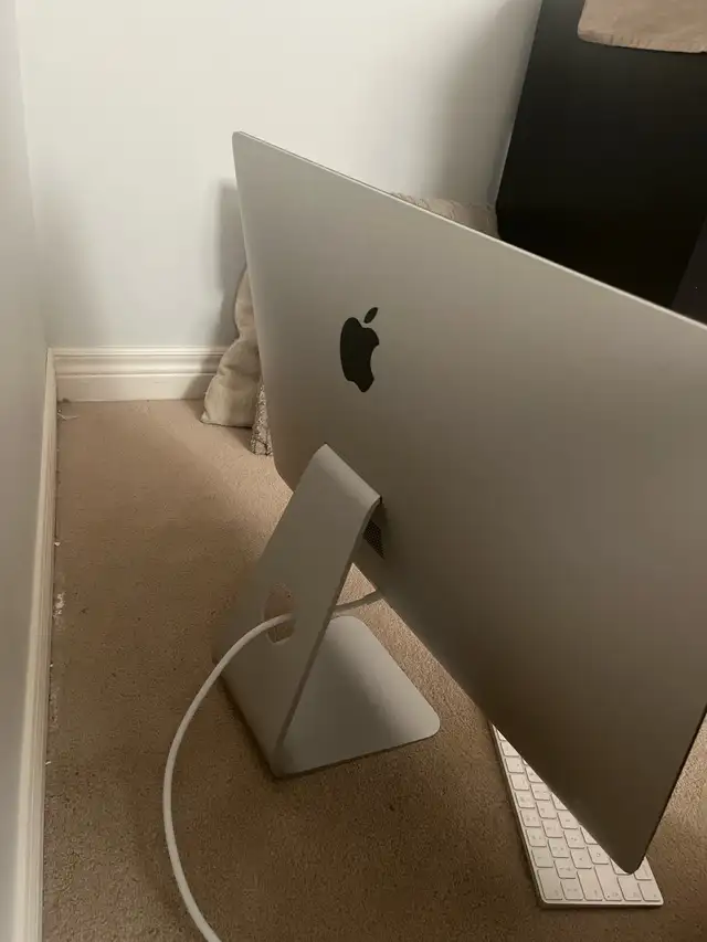 Imac 27inch in Desktop Computers in Markham / York Region - Image 3