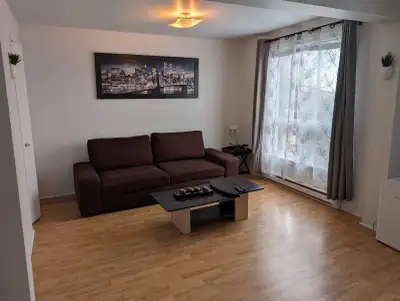 3 1/2 + bureau très lumineux, disponible pour juillet à 960$/mois non chauffé, non éclairé et près d...