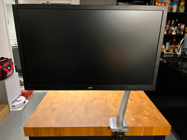 27" LG Monitor with Desk Mount Monitor Arm in Monitors in City of Toronto - Image 2