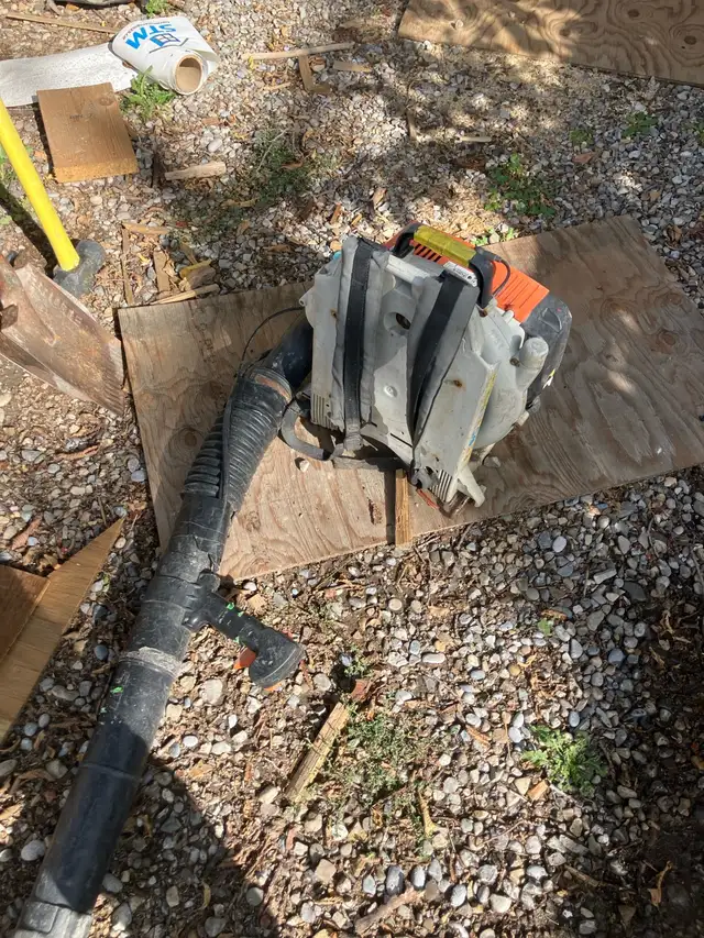 leaf blower. 561091240788633601