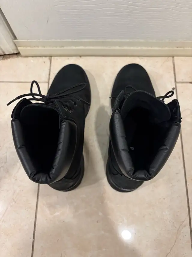 Timberland US 8.5 Women Black Boots in Women's - Shoes in Mississauga / Peel Region - Image 5