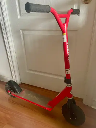 Selling this Razor dirt scooter, perfect for all terrains.
