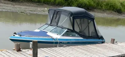 Bateau de 16 pieds avec open deck Moteur evinrude 2 temps 70 force qui va encore très bien Il y a 2...
