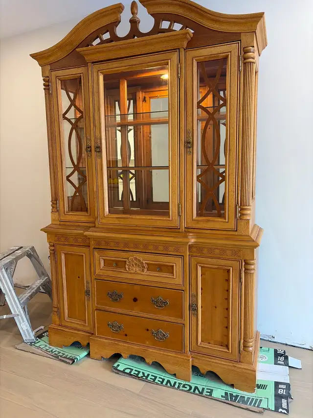 traditional style china cabinet made of wood in Bookcases & Shelving Units in Oakville / Halton Region - Image 2