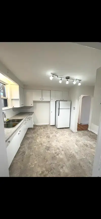 xtra large 3 bedroom plus den with 2 bathroom