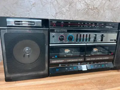 It works! Really nice sound. Pick up in ORLEANS. • Dual Cassette • AM FM Radio • Graphic Equalizer •...