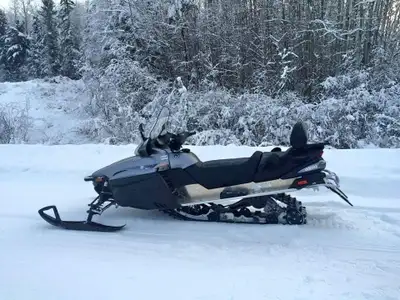 YAMAHA VENTURE RS SNOWMOBILE. Two Up Touring, 4 Stroke. In Solo Seat Mode, Easy Converted To Two-Up....