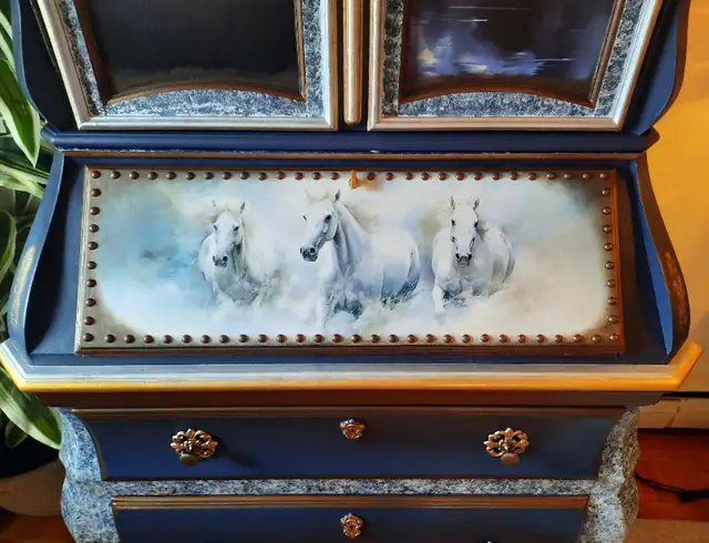 Secretary Desk/shelves/drawers - must sell/moving in Bookcases & Shelving Units in Hamilton - Image 11