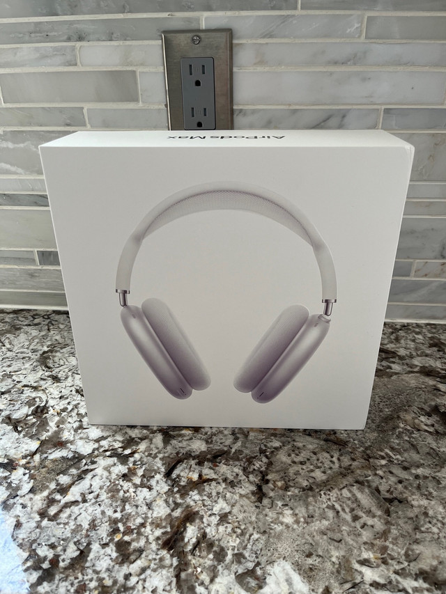 AirPod Max white/silver in Headphones in Markham / York Region