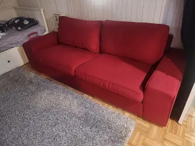 Canapé 3 places IKEA Kivik de couleur rouge, alliant confort et élégance. Avec son assise spacieuse...