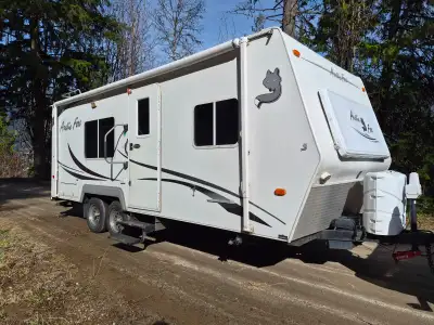 This Top-Quality, True 4-Season 2007 Arctic Fox 22H Travel Trailer is in immaculate / like-new shape...
