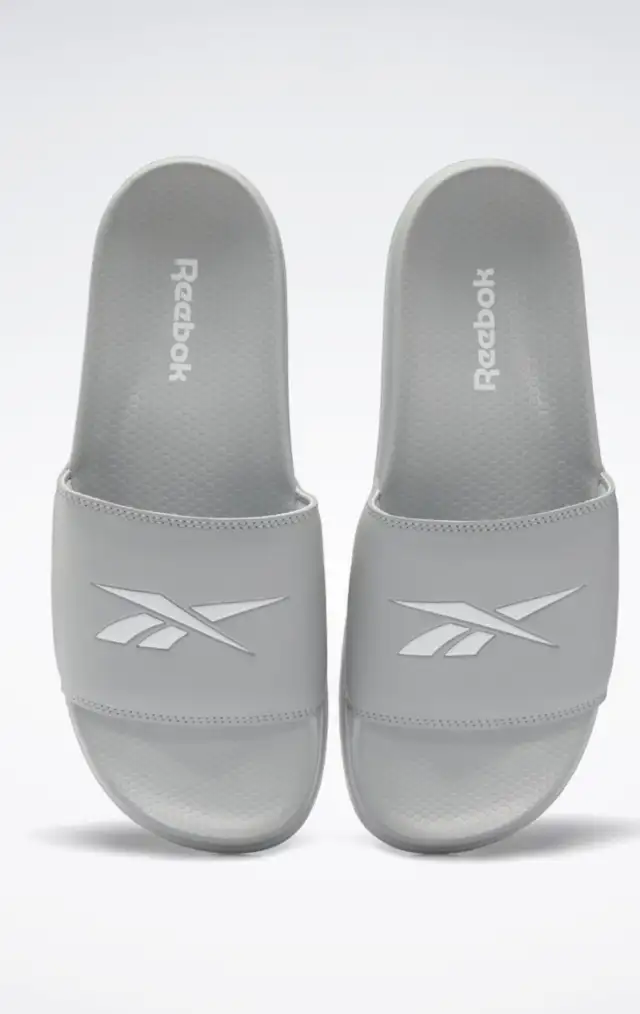 NEW Reebok classic slides. Size: 12 fits 9-12 in Men's Shoes in City of Montréal - Image 2