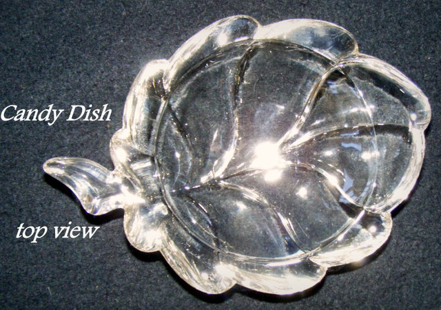 2 clear glass candy dishes, leaf shape, 10 x 15 cm, like new in Kitchen & Dining Wares in City of Toronto - Image 2