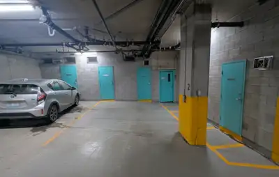 Grand espace de stationnement situé au 1er sous-sol d’un immeuble résidentiel (complexe Solano). ✔ E...