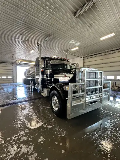 Spotless 2024 Peterbilt 389 Heavy spec, full locks, 605HP 46k diffs, 390 ratio, power inverter, bunk...