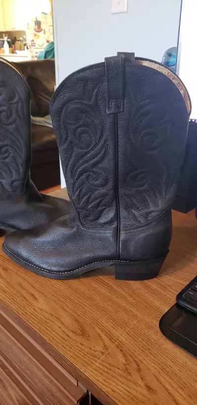 (REDUCED) BRAND NEW USA PIG SKIN SIZE 12 COWBOY BOOTS !, View more