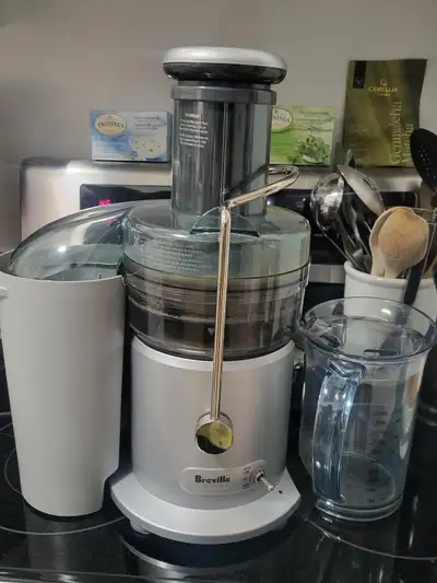Extracteur à jus Breville La Fontaine ultra propre presque pas utilisé comme neuf.Avec une trappe en...