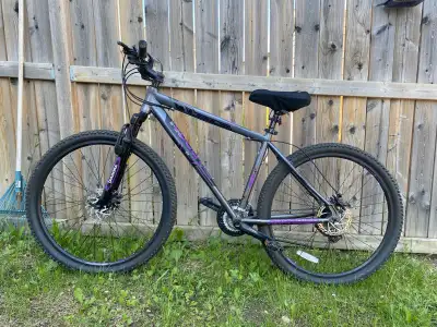 Mountain bike for sale. It’s for the height of 5.6 to 5 .10” Comes with a cell phone holder Has disc...