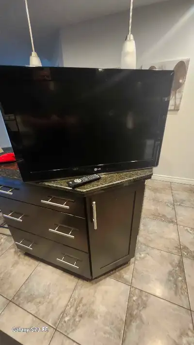 32 in LG tv with remote, works like it should, in great condition.
