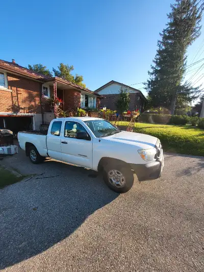 Toyota Tacoma 2014 -4 cylinder 2.7L - km 2013.000 , second owner , no rust , good break done ten mon...
