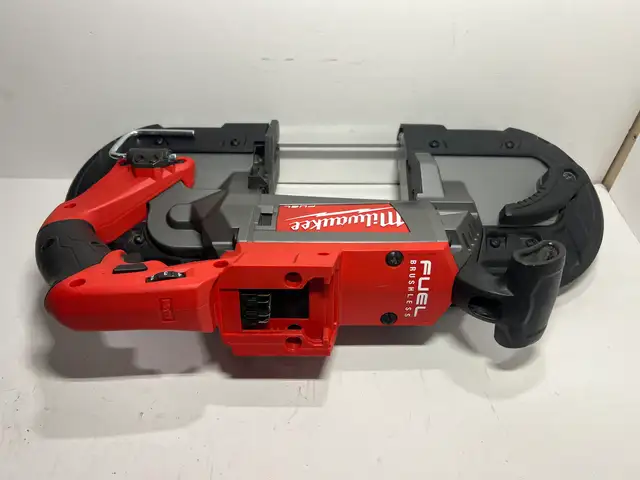 Milwaukee M18 FUEL Deep Cut Band Saw in Power Tools in City of Montréal - Image 3