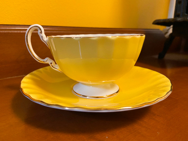 Vintage Aynsley Fine Bone China Cup and Saucer Yellow with Blue in Arts & Collectibles in Oshawa / Durham Region - Image 3